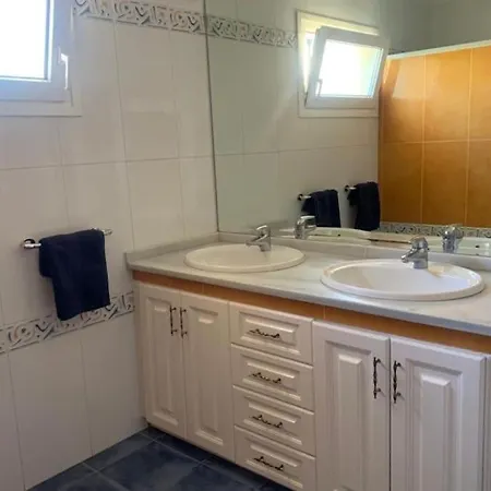 Stunning Perfect For Golf Lovers & Families!
