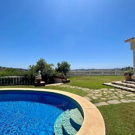 Stunning Perfect For Golf Lovers & Families!